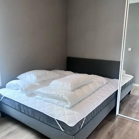 Newly Built, Bright סקיאן