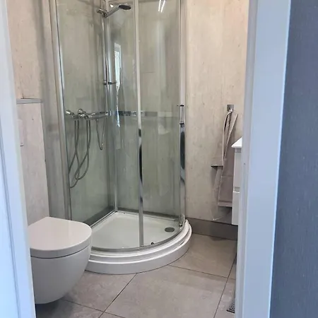 Newly Built, Bright סקיאן