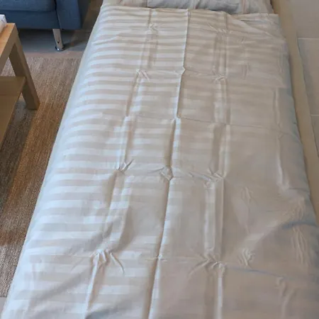 Newly Built, Bright סקיאן